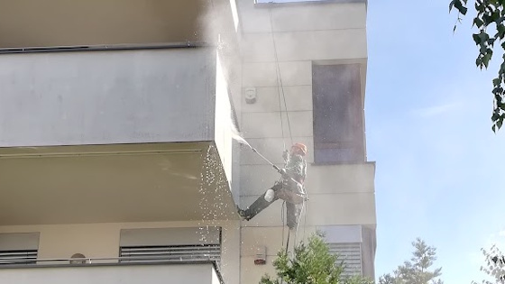 Mycie elewacji budynku w Poznaniu