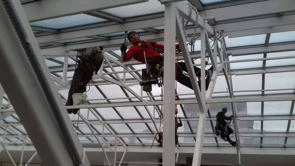 Montaż reklam i rynien na wysokości